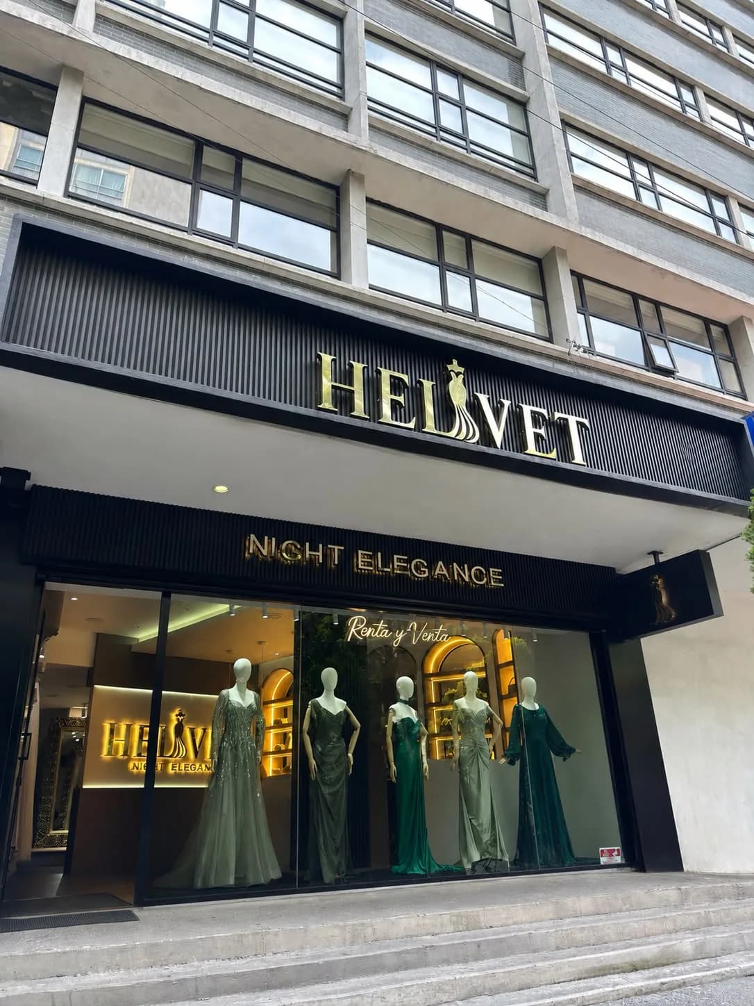 Fachada de la boutique Helvet sobre Aguascalientes, con vestidos de gala en el aparador